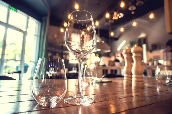 Feche a foto de copos vazios no restaurante — Fotografia de Stock