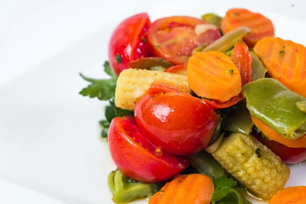 Deliciosas verduras a la parrilla aisladas sobre fondo blanco —  Fotos de Stock