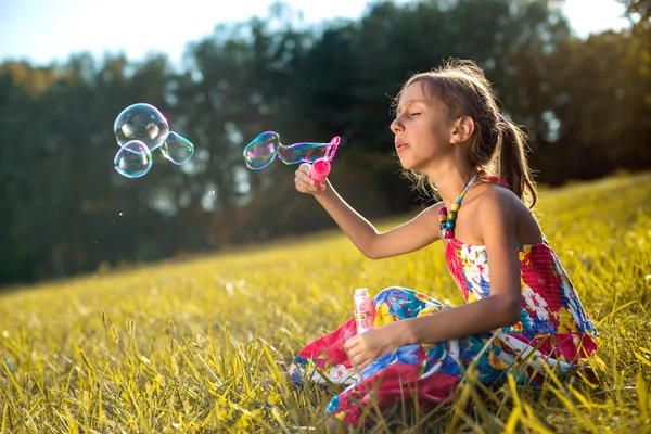 La imagen de una linda niña con burbujas — Foto de Stock