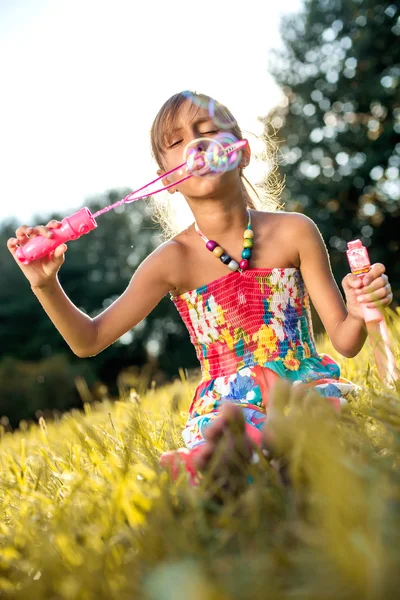 可爱的小女孩与泡沫的形象 — 图库照片