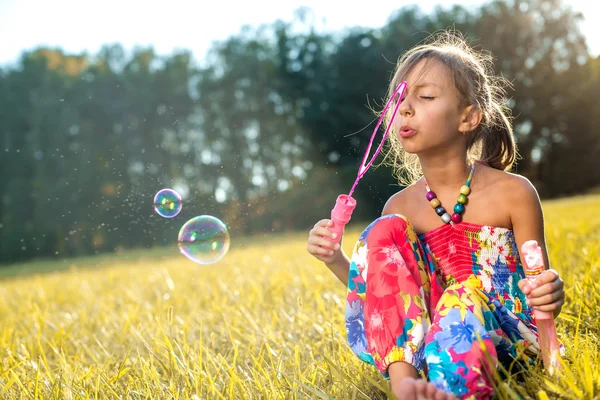 La imagen de una linda niña con burbujas — Foto de Stock