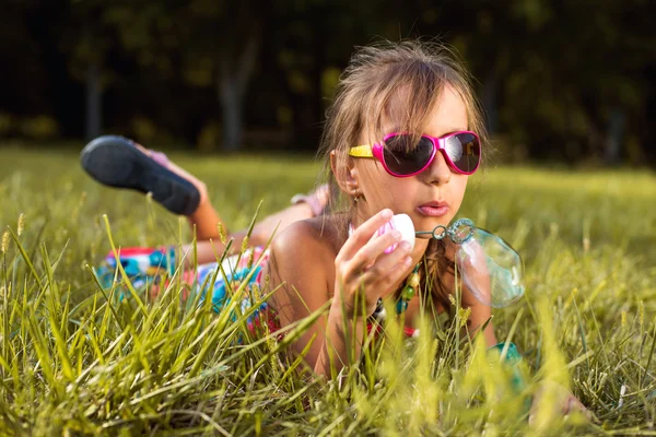 La imagen de una linda niña con burbujas — Foto de Stock