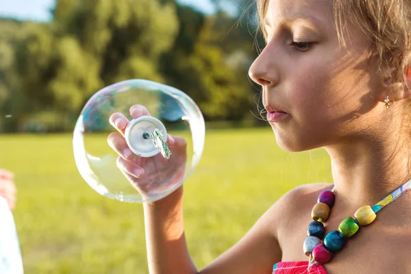 La imagen de una linda niña con burbujas — Foto de Stock