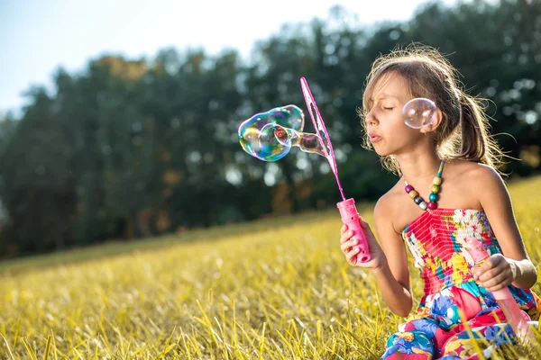 La imagen de una linda niña con burbujas — Foto de Stock