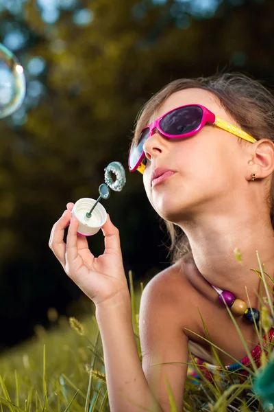 La imagen de una linda niña con burbujas — Foto de Stock