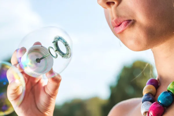 La imagen de una linda niña con burbujas — Foto de Stock