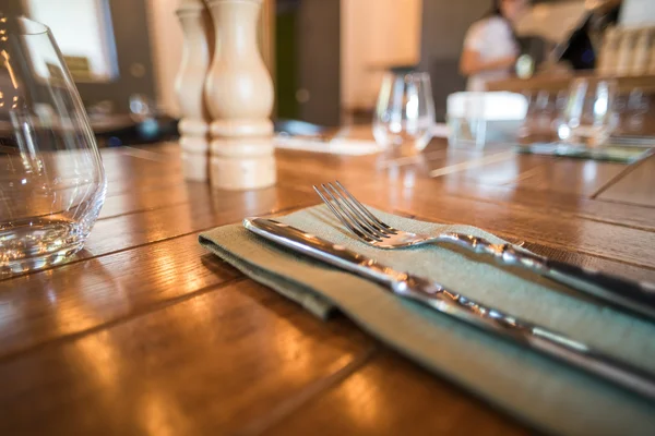 Couteau et fourchette posés sur une table vintage en bois. Focus sélectif — Photo