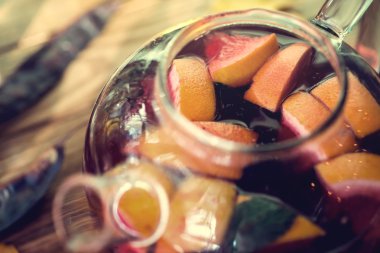 Cam çaydanlık ahşap arka plan üzerinde kırmızı egzotik meyve çayı