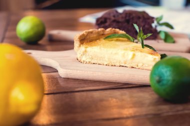 nane, limon ve kireç ahşap zemin üzerine Cheesecake süslenmiş