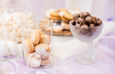 Renkli düğün şeker tablo ekranda farklı hediyeler ile.