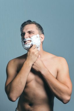 Tıraş nefret ve saldırganlık ile genç adam