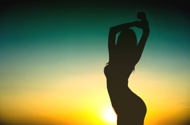 Gün batımı, seksi bir kadın silueti çatıda