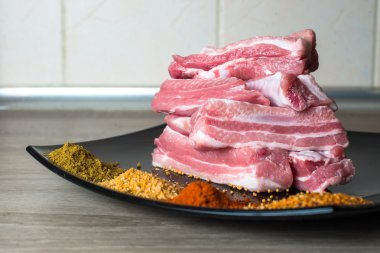 Çiğ domuz eti ve baharat bir plaka üzerinde