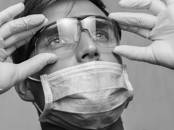 Portrét mladého lékaře na sobě bezpečnostní sklenici — Stock fotografie