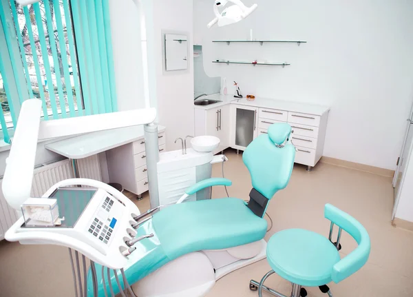 Clinica dentistica interior design con sedia e strumenti — Foto Stock