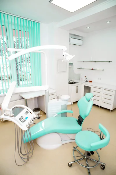 Fogászati klinika belsőépítészet székkel és szerszámokkal — Stock Fotó