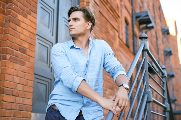 Joven en la pared de ladrillo — Foto de Stock