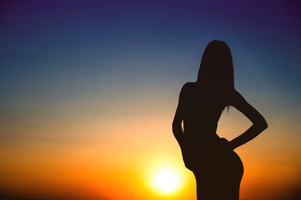 Pôr do sol, silhueta mulher sexy no telhado — Fotografia de Stock