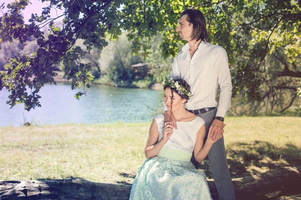 Novia y novio. Sesión de bodas en el parque — Foto de Stock