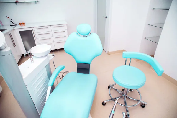 Clinica dentistica interior design con sedia e strumenti — Foto Stock