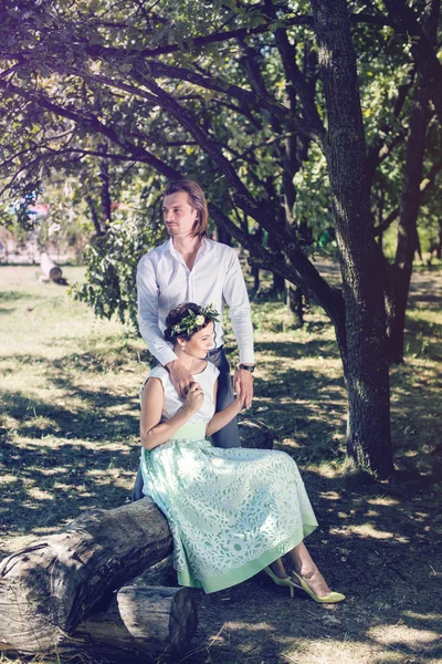 Novia y novio. Sesión de bodas en el parque — Foto de Stock