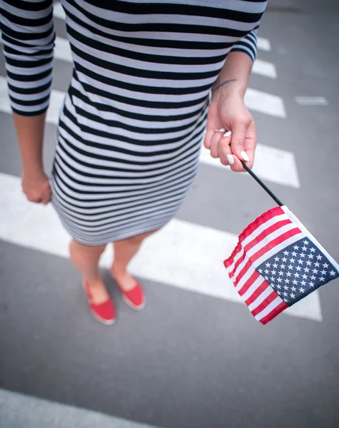 Mujer mano sosteniendo bandera americana — Foto de Stock