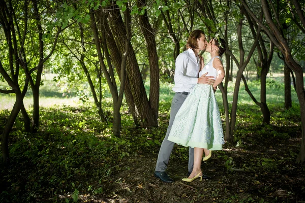 Novia y novio. Sesión de bodas en el parque —  Fotos de Stock