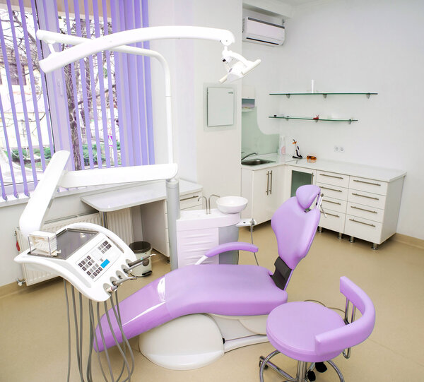 Дизайн интерьера стоматологической клиники с помощью стула и инструментов