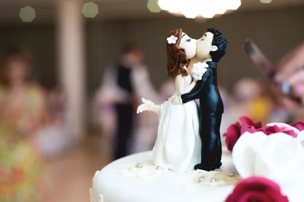 Красивые шоколадные статуэтки поверх свадебного торта — стоковое фото