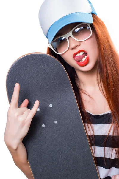 Adolescente ragazza con skateboard sfondo bianco. Isolato — Foto Stock