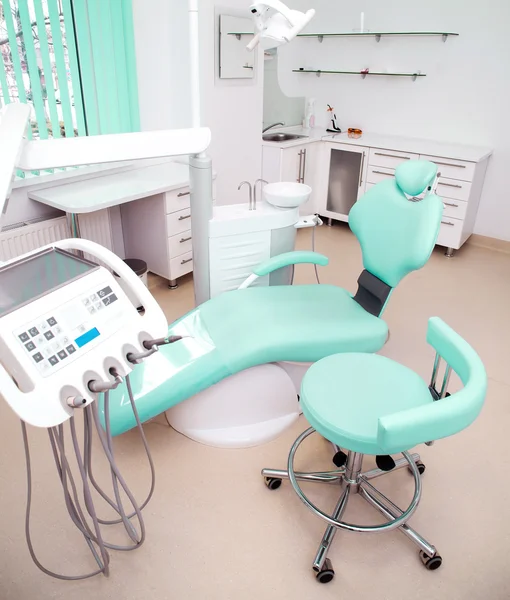 Clinica dentistica interior design con sedia e strumenti — Foto Stock