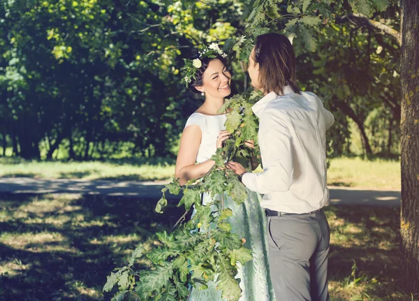 Tiro de casamento de noiva e noivo no parque — Fotografia de Stock