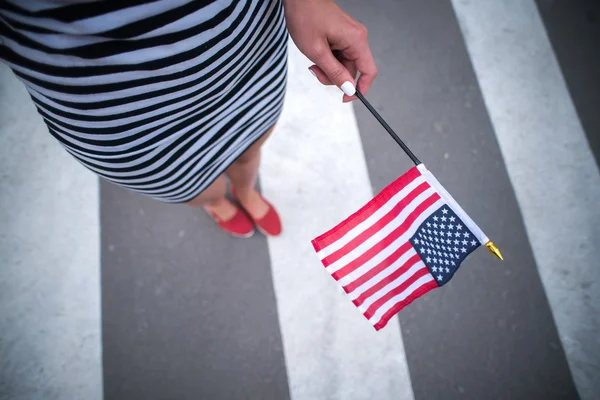 Mujer mano sosteniendo bandera americana — Foto de Stock