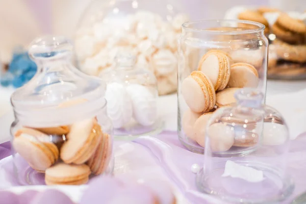 Colorida mesa de caramelo de boda con diferentes golosinas en exhibición . — Foto de Stock