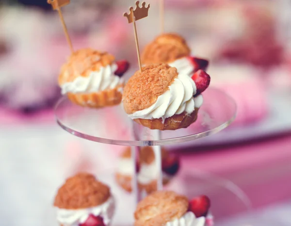 Colorida mesa de caramelo de boda con todas las golosinas de chocolate en exhibición . — Foto de Stock