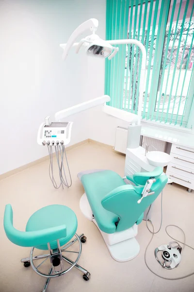 Clinica dentistica interior design con sedia e strumenti — Foto Stock