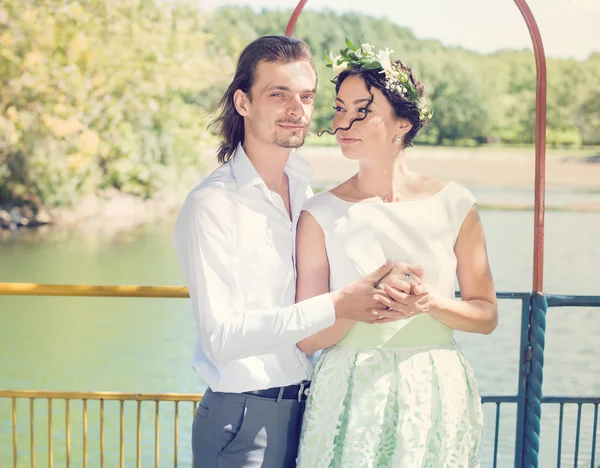 Paar, liebe Umarmung im Wald Baum blauen See im Freien — Stockfoto