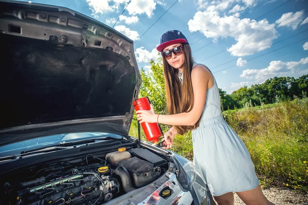 Mulher com extintor perto do carro — Fotografia de Stock