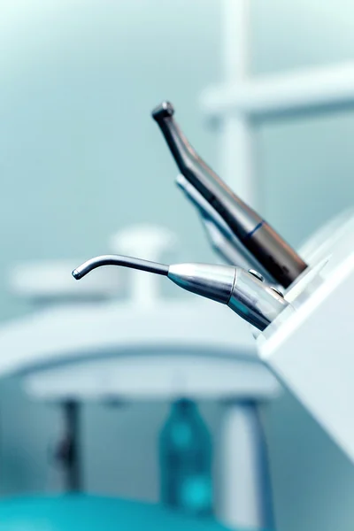 Différents instruments et outils dentaires dans un cabinet de dentistes — Photo