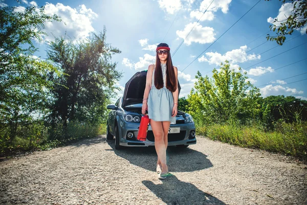Vrouw met brandblusser in de buurt van auto — Stockfoto