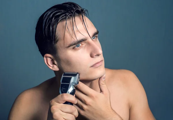 Retrato de moda de barbilla masculina y afeitadora eléctrica — Foto de Stock