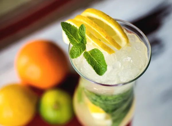 Свежий зеленый лайм мягкий лимонад в стакане на деревянном столе с украшениями. Селективный фокус — стоковое фото