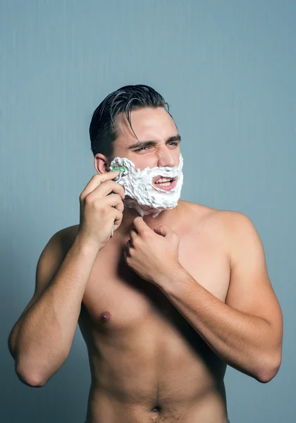 A fiatalember borotválkozás és agresszió — Stock Fotó