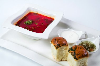 Borsch Creme fraiche, domuz yağı ve ekmek