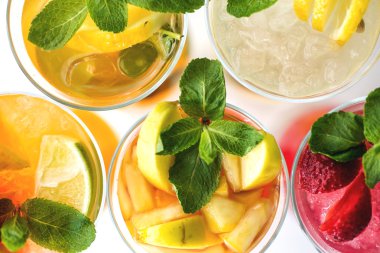 limon, nane, portakal ve çilek ile serinletici kokteyller