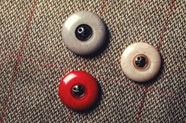 yakın, tekstil arka plan üzerinde düğmeleri.