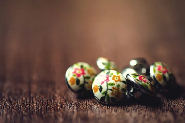 Boutons métalliques vintage avec des fleurs dessus — Photo