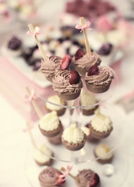 Colorida mesa de caramelo de boda con todas las golosinas de chocolate en exhibición . — Foto de Stock