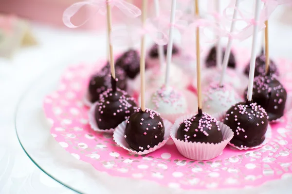 Colorida mesa de caramelo de boda con todas las golosinas de chocolate en exhibición . — Foto de Stock