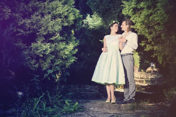 Tiro de casamento de noiva e noivo no parque — Fotografia de Stock